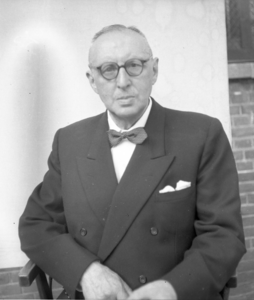 856553 Portret van een onbekende man, waarschijnlijk een leraar aan de Rijks Hogere Burgerschool (Rijks HBS, ...